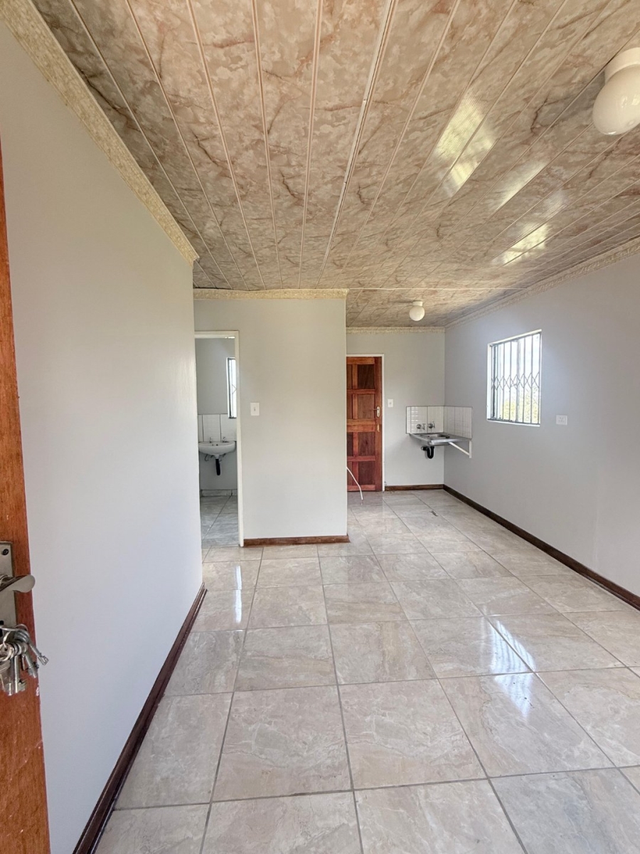 2 Bedroom Property for Sale in Molifi Tau Kloof Free State